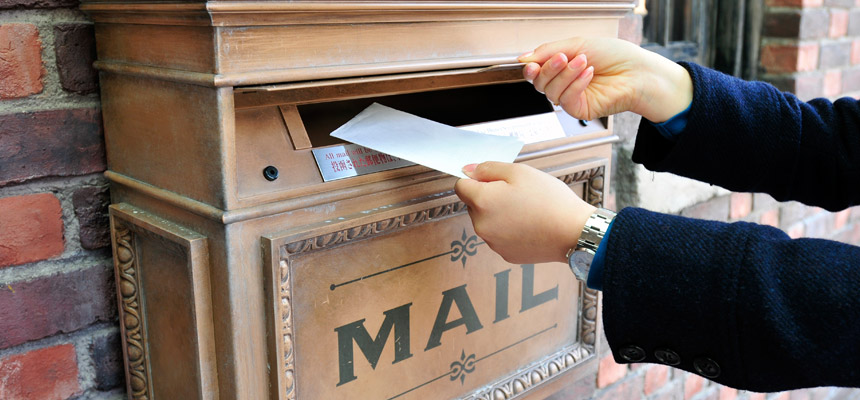ディズニーリゾートのサービス パーク内のメールボックスで郵便を届けてみよう 記念スタンプがかわいい